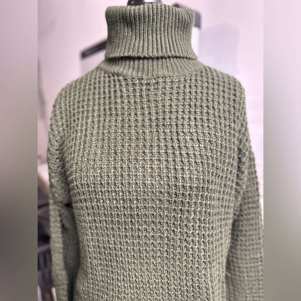 H&M Forrest Green Turtle Neck Sweater with Textured Knit - Picture 4 of 6
